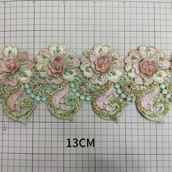 Moderigtigt kort tredimensionel blomsterblonder i høj kvalitet, der er egnet til kjoler og andet tilbehør